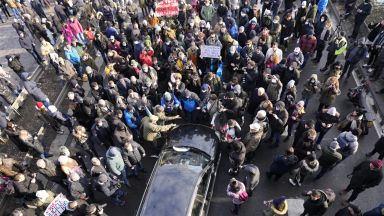 Стотици природозащитници от протестното движение Екологично въстание отново блокираха днес