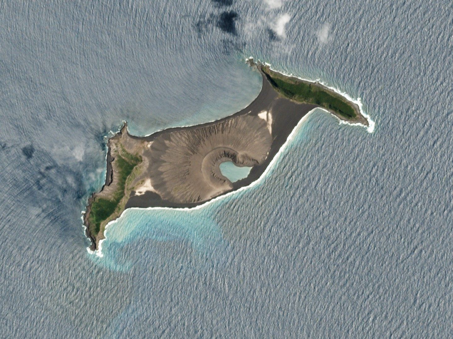 На тази сателитна снимка, направена от Planet Labs PBC, на 7 януари 2022 г. се вижда остров, създаден от подводния вулкан Хунга Тонга Хунга Хаапай