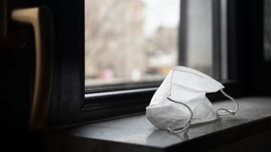 Ескалацията на напрежение между полюсните мнения за прилагането на противоепидемични