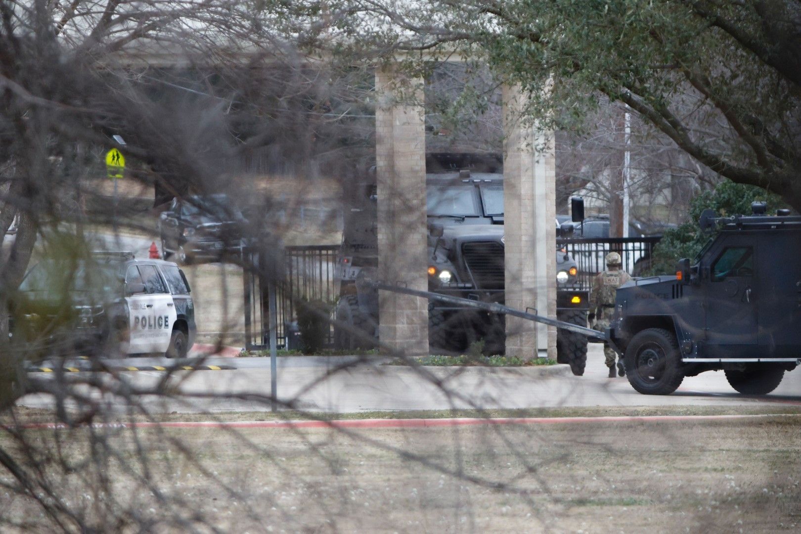 Екипи на полицията са разположени около синагогата в град Коливил в щата Тексас, където похитител държи четирима заложници
