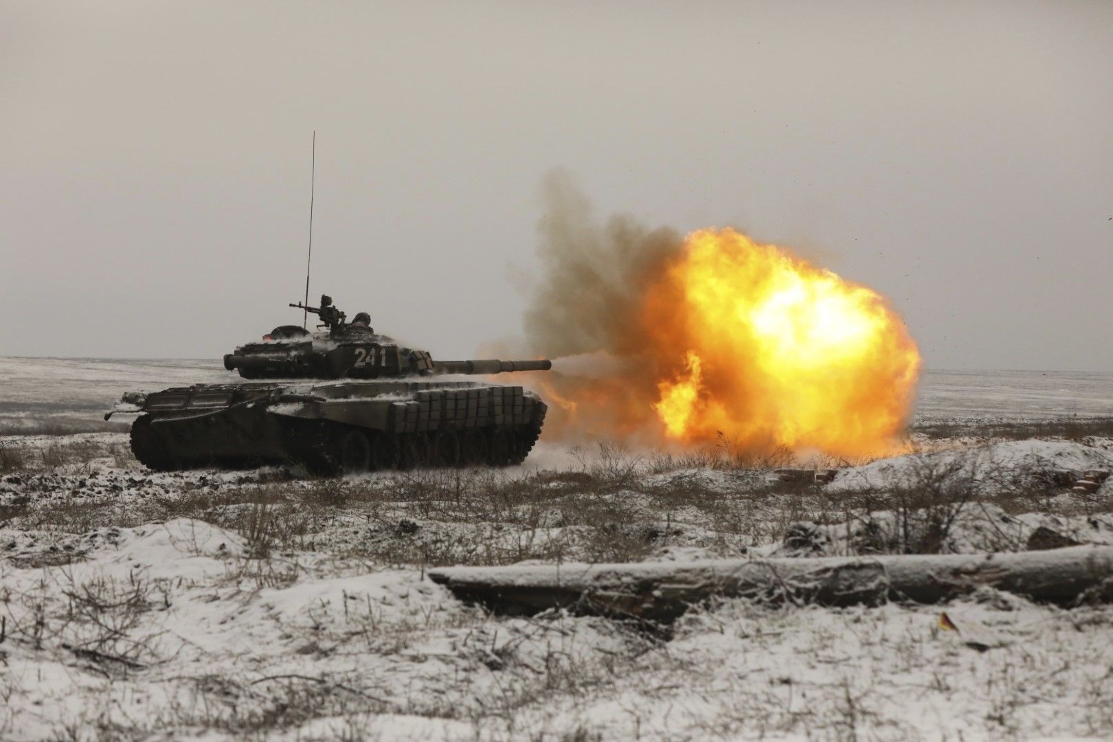 Руски танк Т-72Б3 стреля по време на учения на полигона Кадамовски в Ростовска област в Южна Русия, на 12 януари 2022 г.