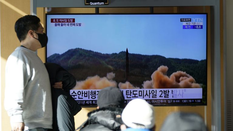 Северна Корея е изстреляла днес два реактивни снаряда, които предполагаемо