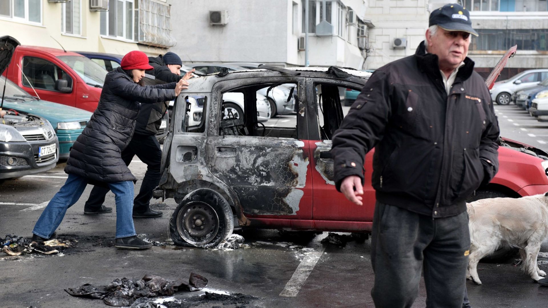 Клошар запали огън да се стопли и опожари 3 коли във Варна (видео)
