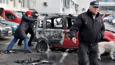 Клошар запали огън да се стопли и опожари 3 коли във Варна