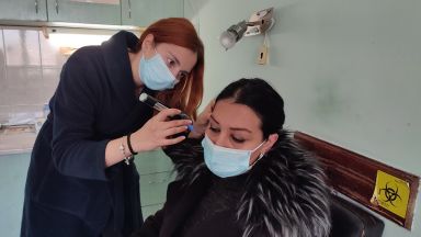 Лекари в Бургас върнаха слуха на жена след претърпяна успешна