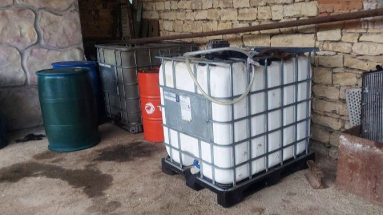 3200 литра горива, както и 350 литра етилов алкохол, без