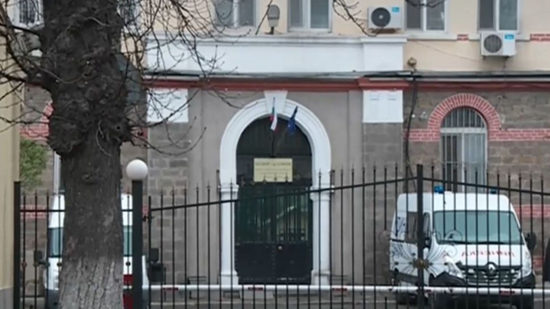 Затворник в София твърди, че е пребит от надзиратели