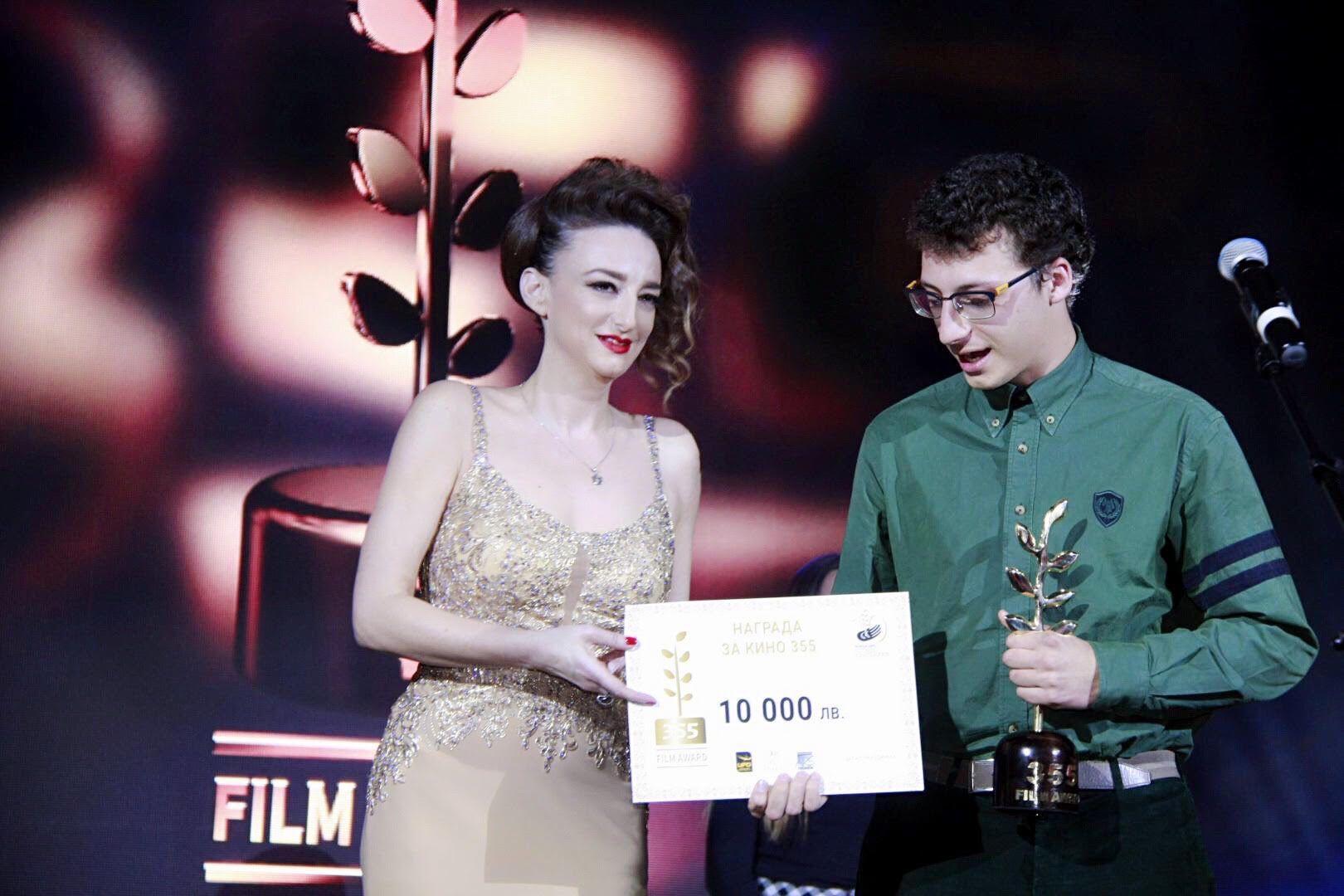еси Тенекеджиева награждава победителя в Наградата за кино 355 за 2019 година Йордан Михайловски