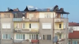 Силен вятър вдигна част от покрива на жилищен блок в Лясковец 