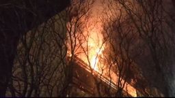 Взрив и пожар са избухнали в блок във варненски квартал (видео)