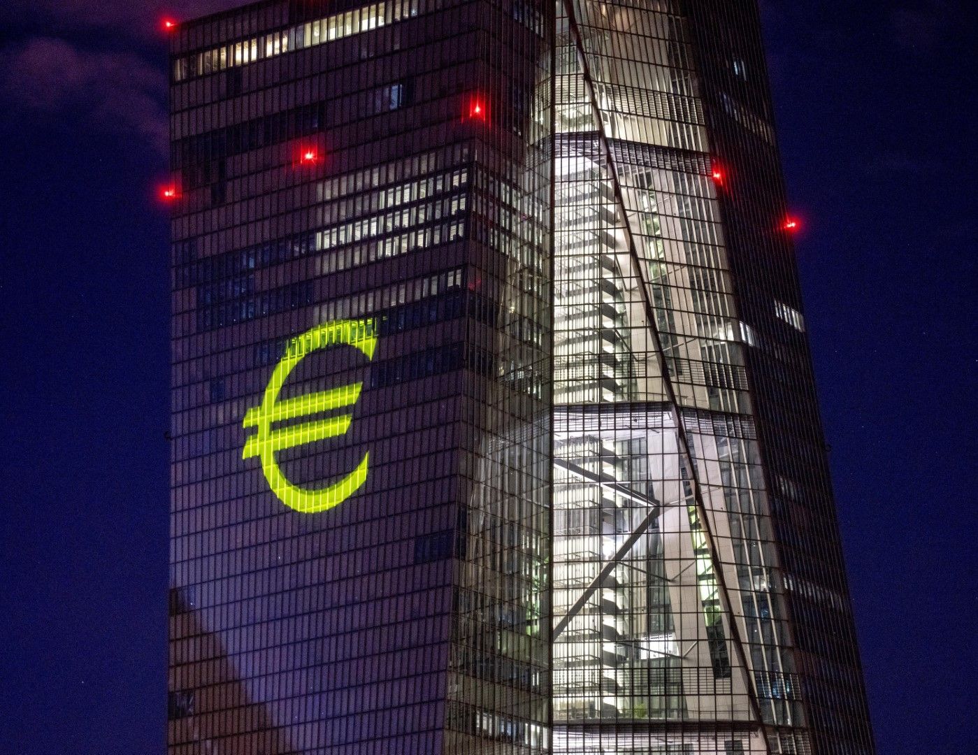 ЕЦБ смята инфлацията за преходен феномен и очаква тя да спадне през 2023 г. след пик през 2022 г.