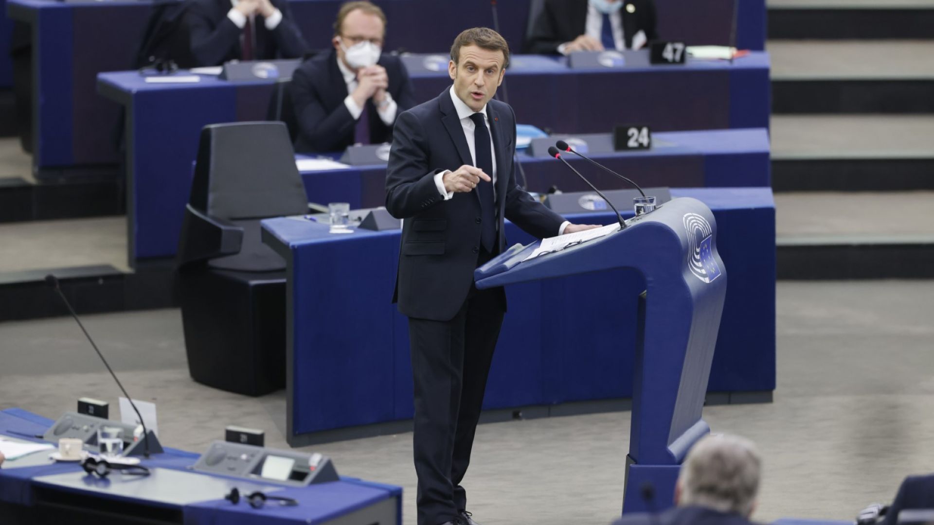Френските евродепутати се нахвърлиха срещу Макрон в рядка словесна престрелка