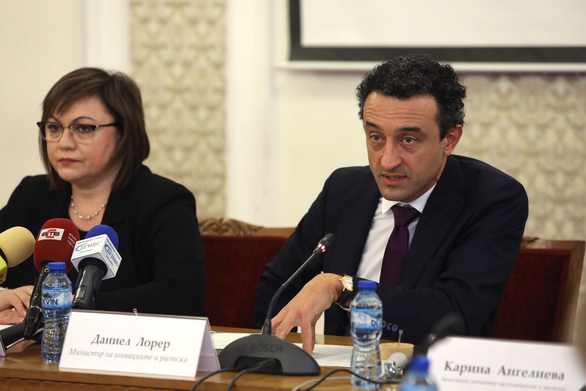 Заседание на Парламентарната комисия по икономическа политика и иновации. На снимката: Корнелия Нинова и Даниел Лорер. 