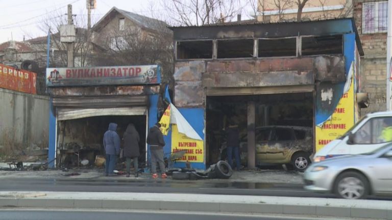Сервиз за гуми е горял снощи край ромския квартал 