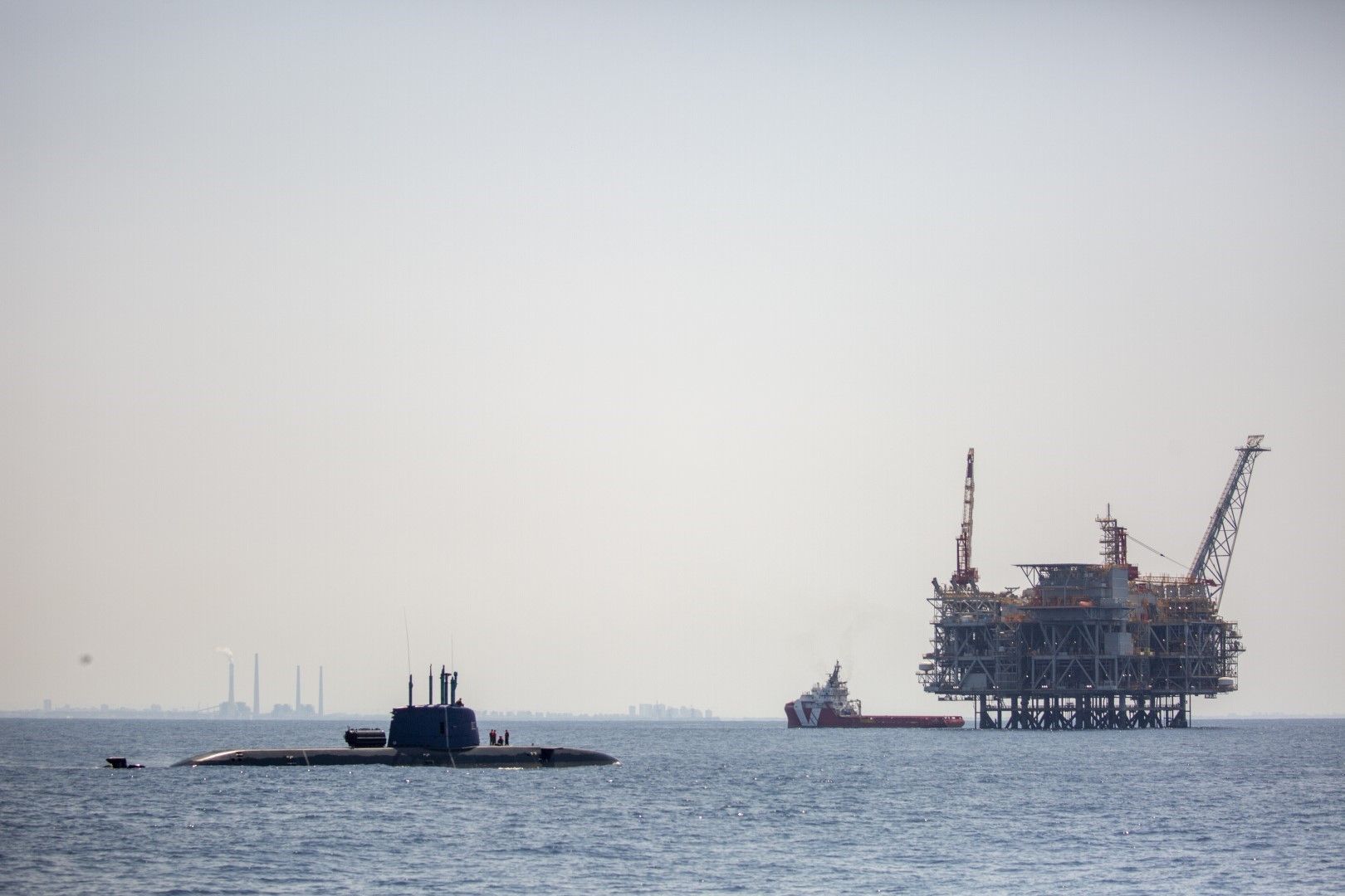 Нефтена платформа в израелското офшорно газово находище Левиатан се вижда от борда на израелската подводница Atzmaut, която патрулира в Средиземно море, 1 септември 2021 г.