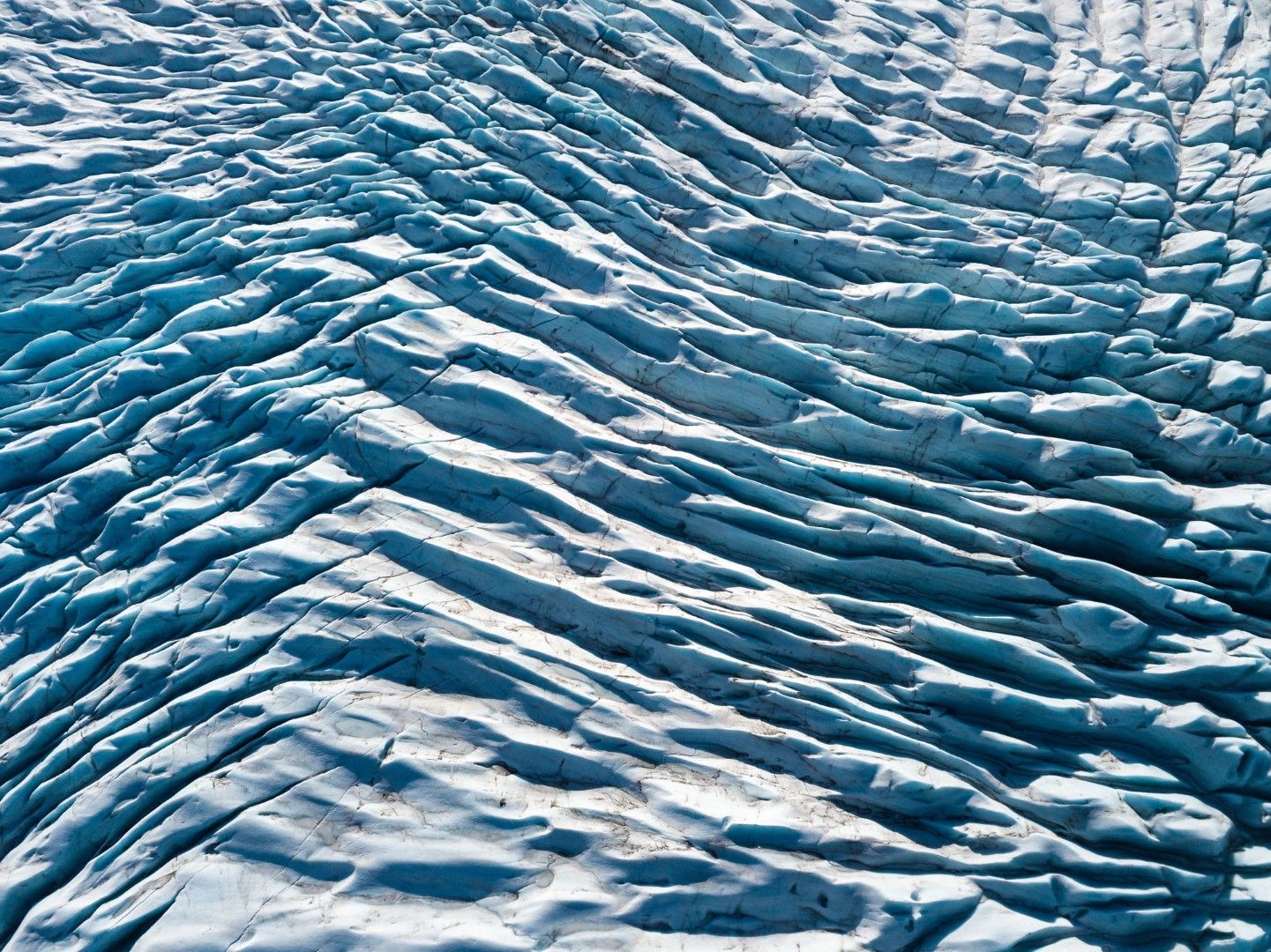Повърхността на плаващ ледник в Гренландия, видяна отвисоко