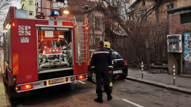 Пожар гори в кооперация в центъра на София Огънят е