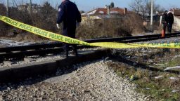 Влак отнесе кола на жп прелез, двама загинаха
