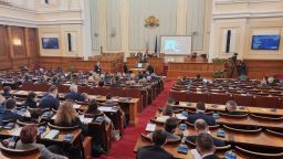 Със спор по процедурни правила приключи над 15-часовото пленарно заседание на парламента