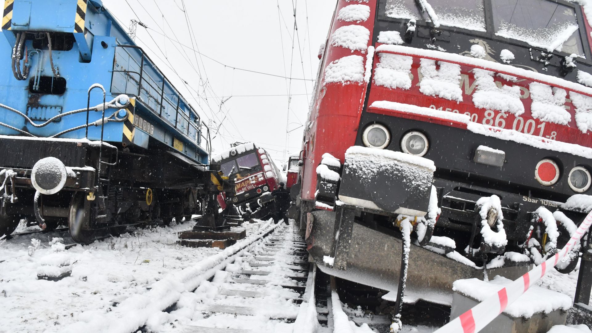 Два товарни влака се блъснаха на гара "Илиянци" в София (снимки)