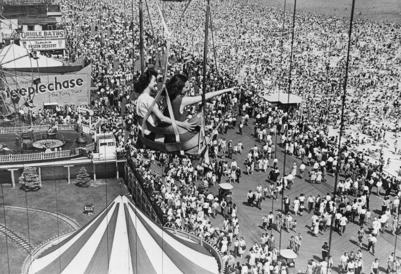 Посетители на един от атракционите в Кони Айлънд през 1946 г.