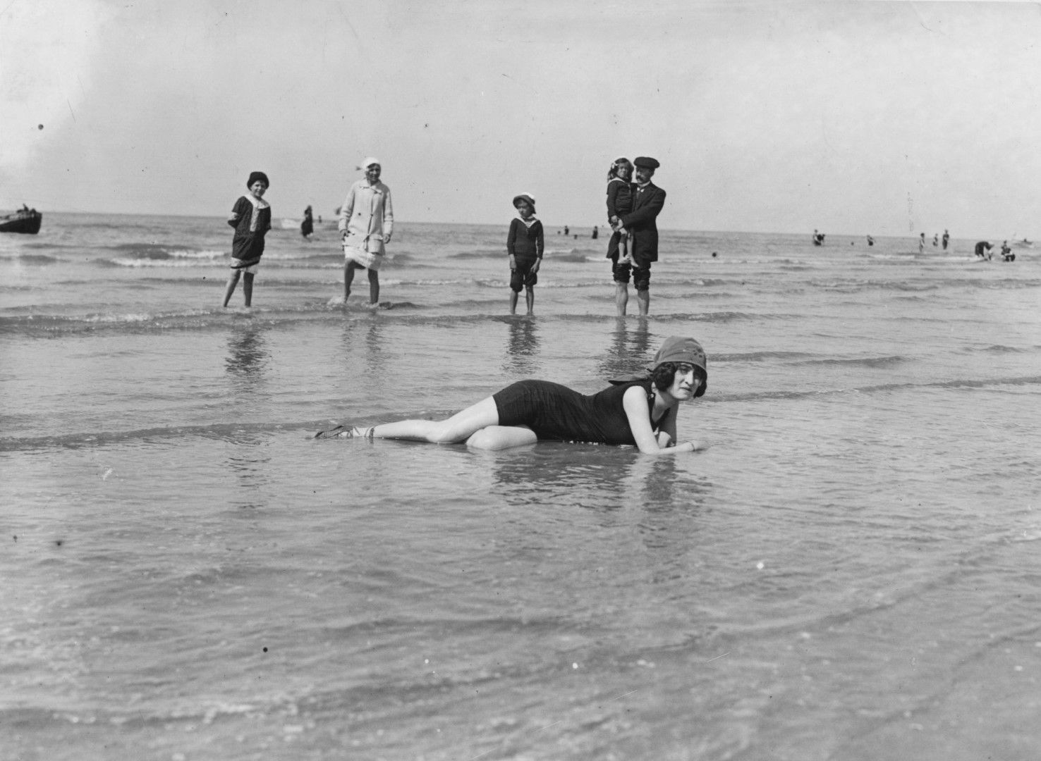 Туристи се къпят в морето край Ница, около 1920 г.