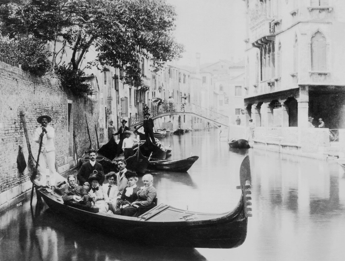 Туристи в гондола позират за снимка във Венеция около 1900 г.