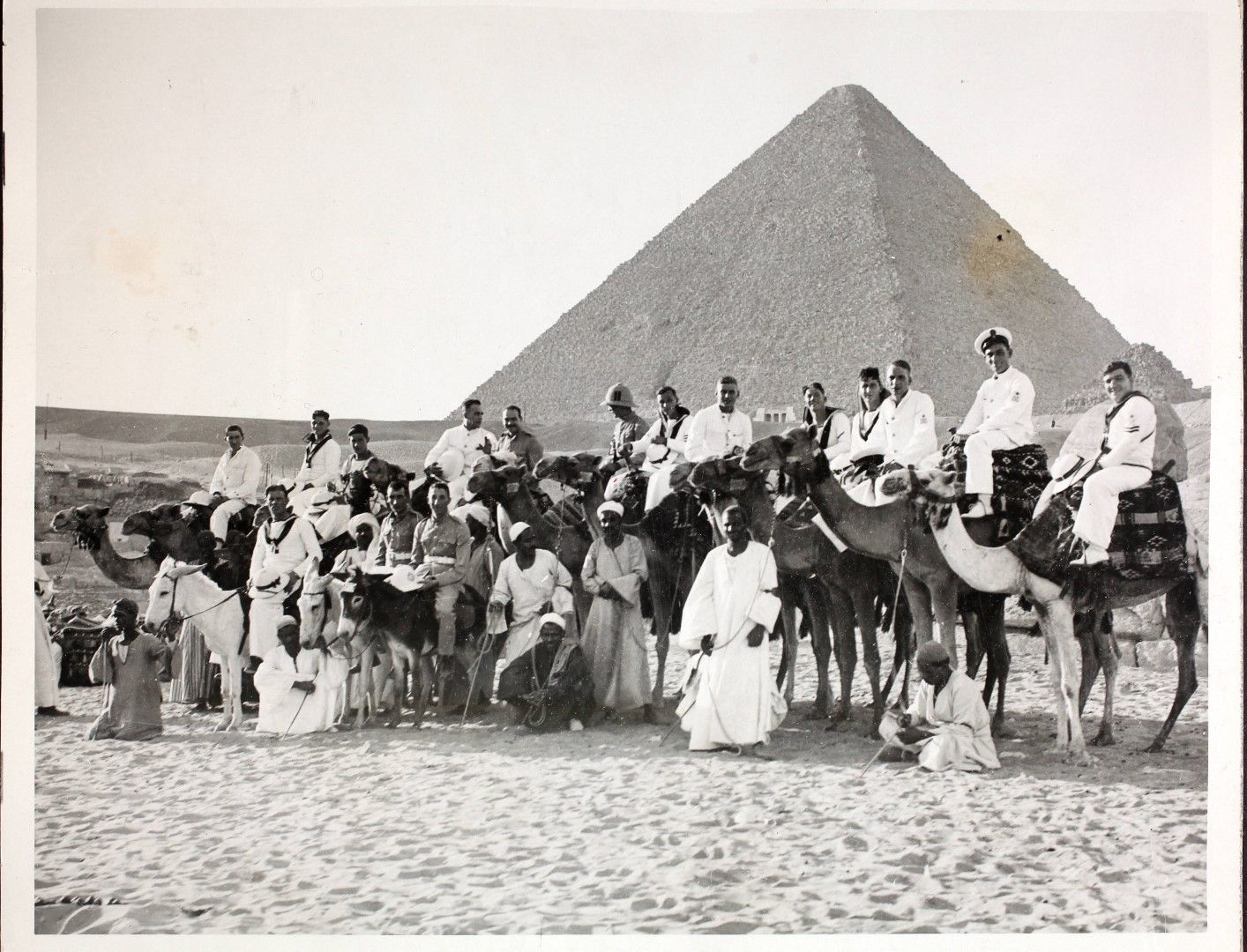 Моряци от няколко британски кораба, закотвени в Александрия, се възползват от престоя си в Египет, за да видят пирамидите в Гиза през 1933 г.