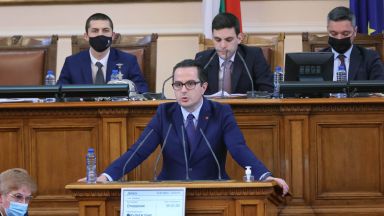 Със 146 гласа против и четирима въздържал се от редиците