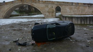 БМВ се приземи под Гърбавия мост в Харманли Колата се