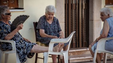 Най голямата емиграционна вълна започна през 2010 а година дълговата криза прогони