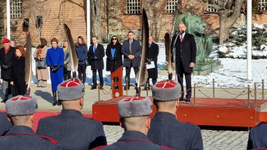 21 артилерийски салюта и камбанен звън отбелязаха началото на втория