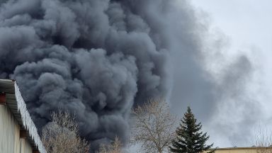 Голям пожар бушува в промишлена сграда намираща се в индустриалната