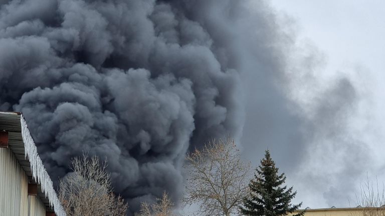 Голям пожар бушува в промишлена сграда, намираща се в индустриалната