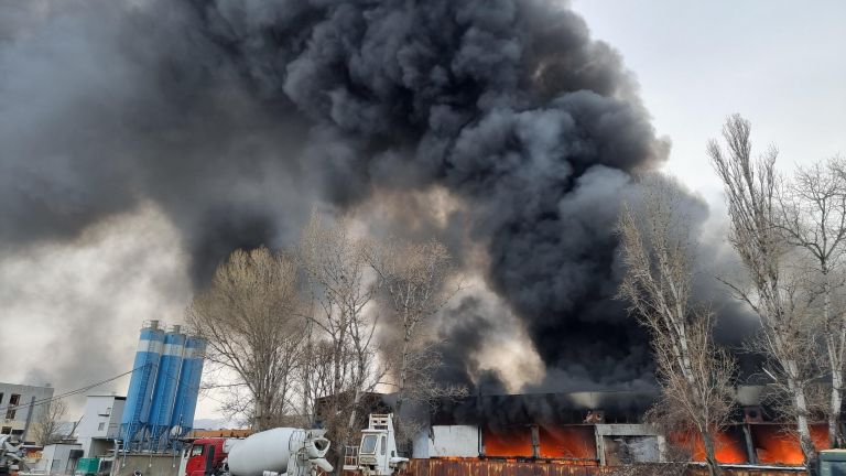 Голям пожар в склад обгърна в черен дим столичен квартал (снимки и видео)