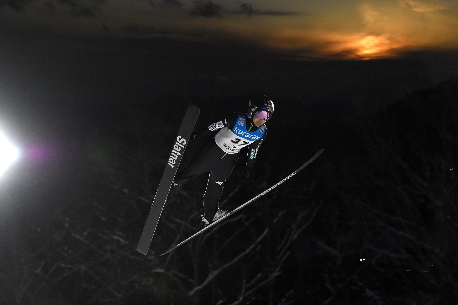 Друга японска звезда е ски-скачачката Сара Таканаши