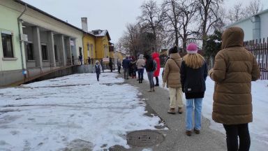 Десетки добри хора се наредиха на опашка пред Националния център по