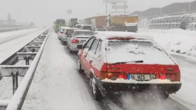 Снежен хаос в Турция, автобус падна в пропаст. Студ до  -17°C скова Гърция