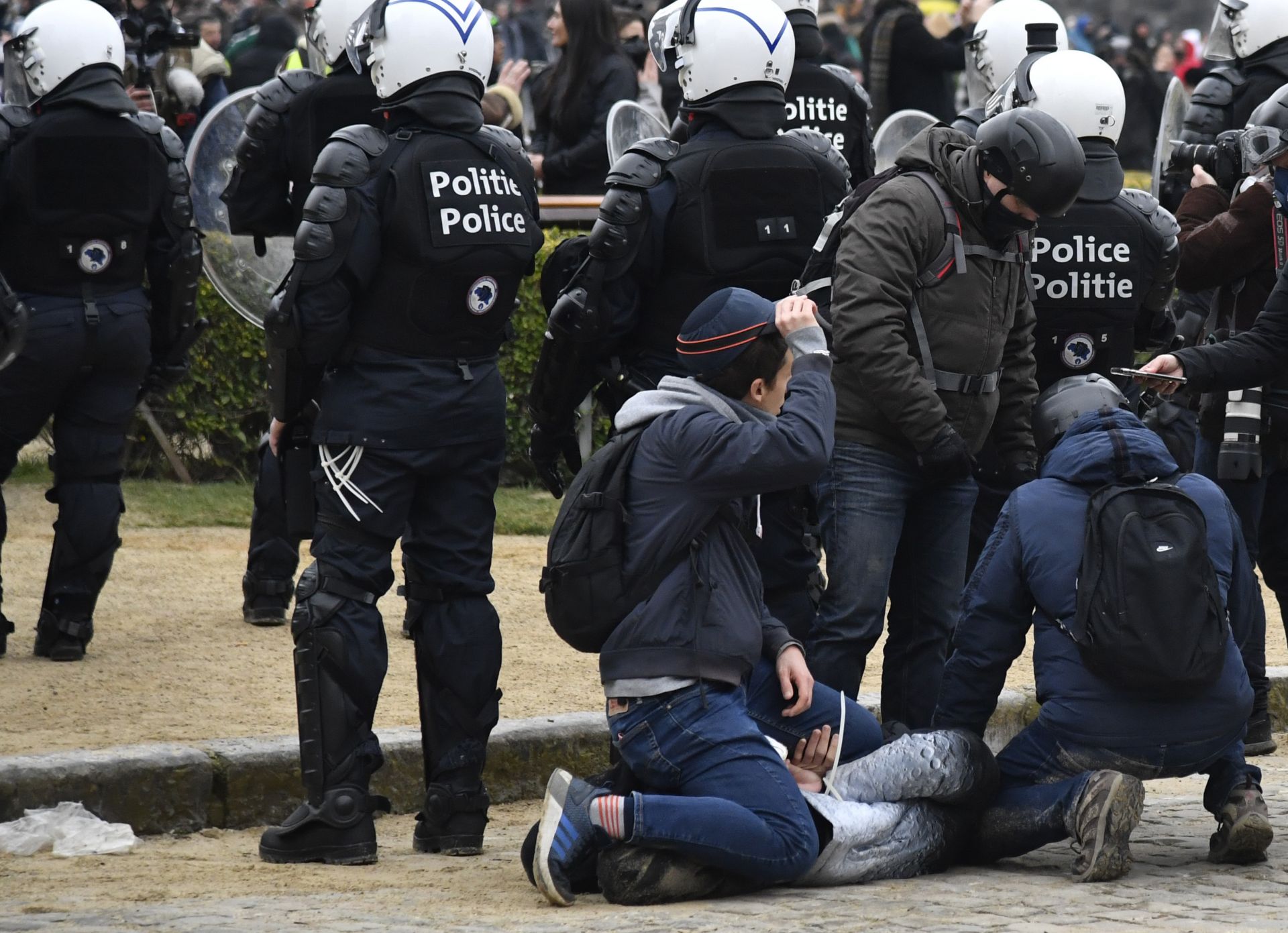 Мъж е задържан по време на демонстрация срещу мерките за COVID-19 в Брюксел