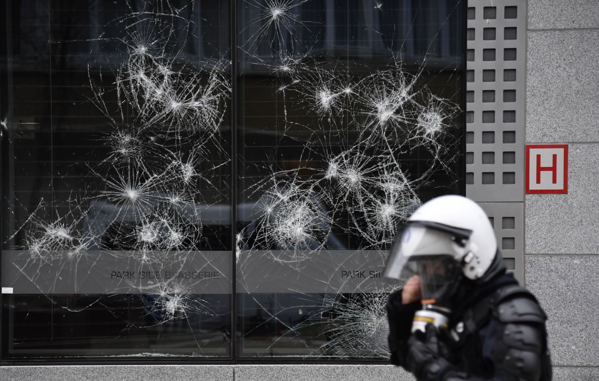 Демонстранти хвърлят бомбички към страда на дипломатическата служба на ЕС и трошат прозорци