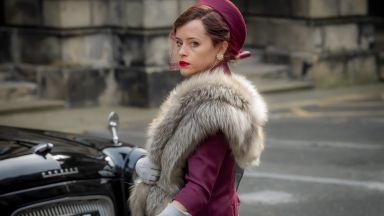 Ето я най-стилната и тъжна драма на 2022 г: Клер Фой блести като „херцогинята прелюбодейка“