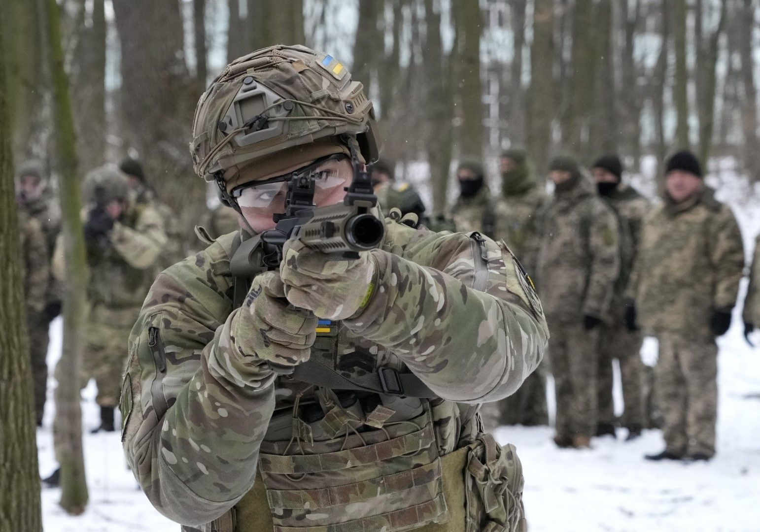 Членове на силите за териториална отбрана на Украйна, доброволчески военни части на въоръжените сили, тренират в градски парк в Киев