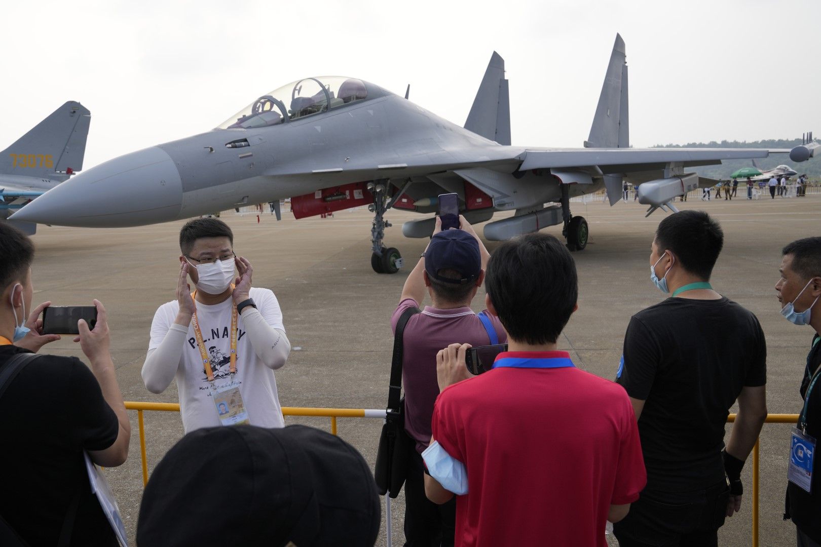 Посетителите разглеждат самолета  J-16D на китайската армия по време на 13-ото международно авиационно и космическо изложение, известно още като Airshow China 2021, 29 септември 2021 г., в Джухай в южната китайска провинция Гуандун