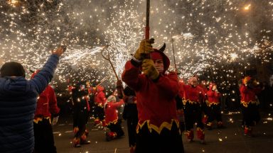 Фестивалът на танцуващите дяволи в Барселона (снимки)