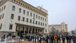 Стотици на опашка пред БНБ за монетата на Стоянка Мутафова (снимки)
