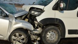 Жесток челен удар между кола и бус край Хасково се размина без жертви (снимки)