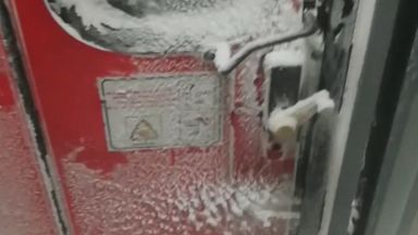 Преспи сняг във вагона и купетата на влака от Варна