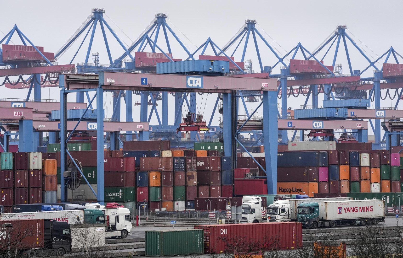 Контейнери, складирани в натовареното пристанище в Хамбург. В Германия нарушенията на веригите за доставки започват да намаляват