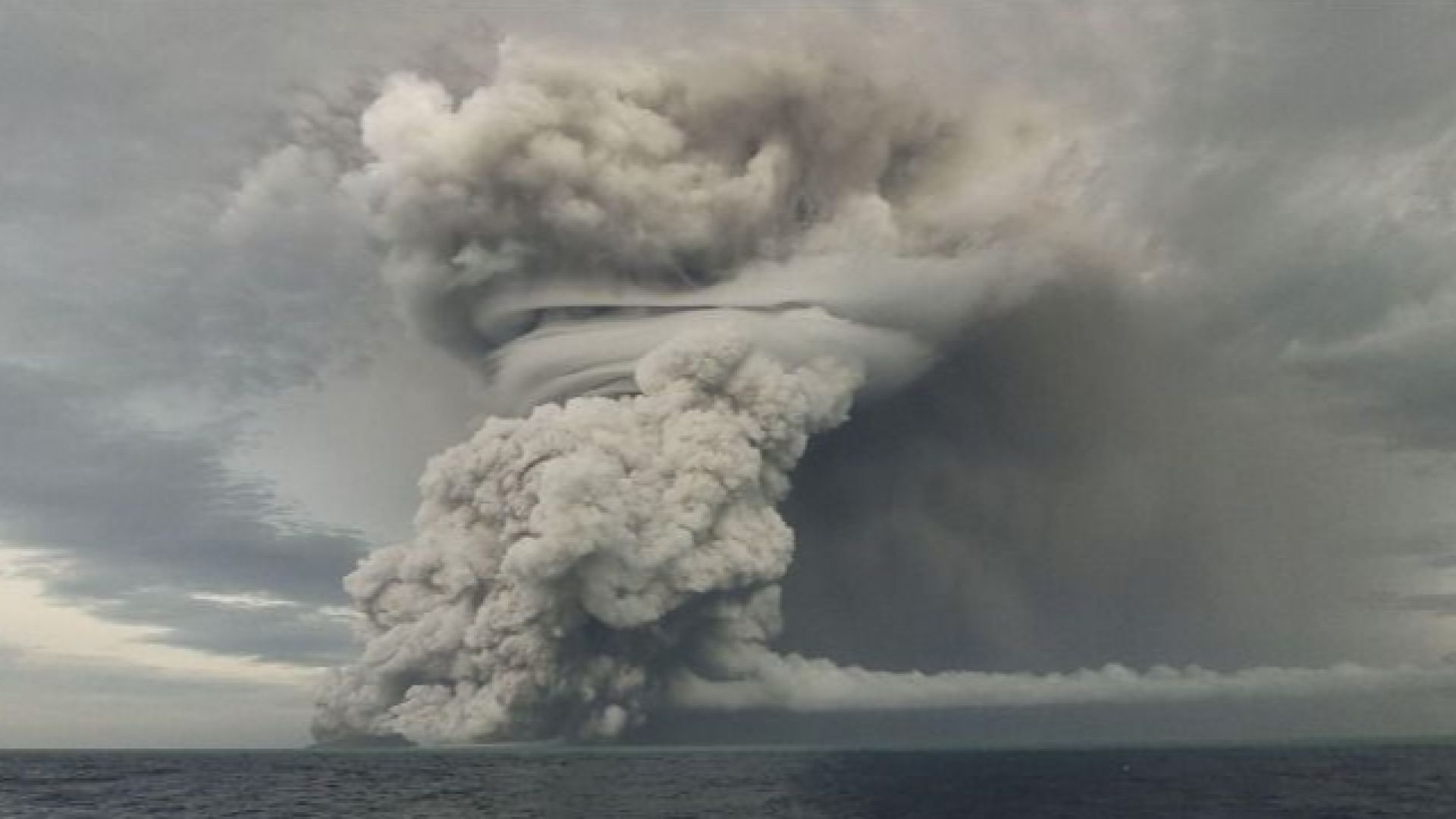 Година след вулканичното изригване в Тонга рифовете остават пусти