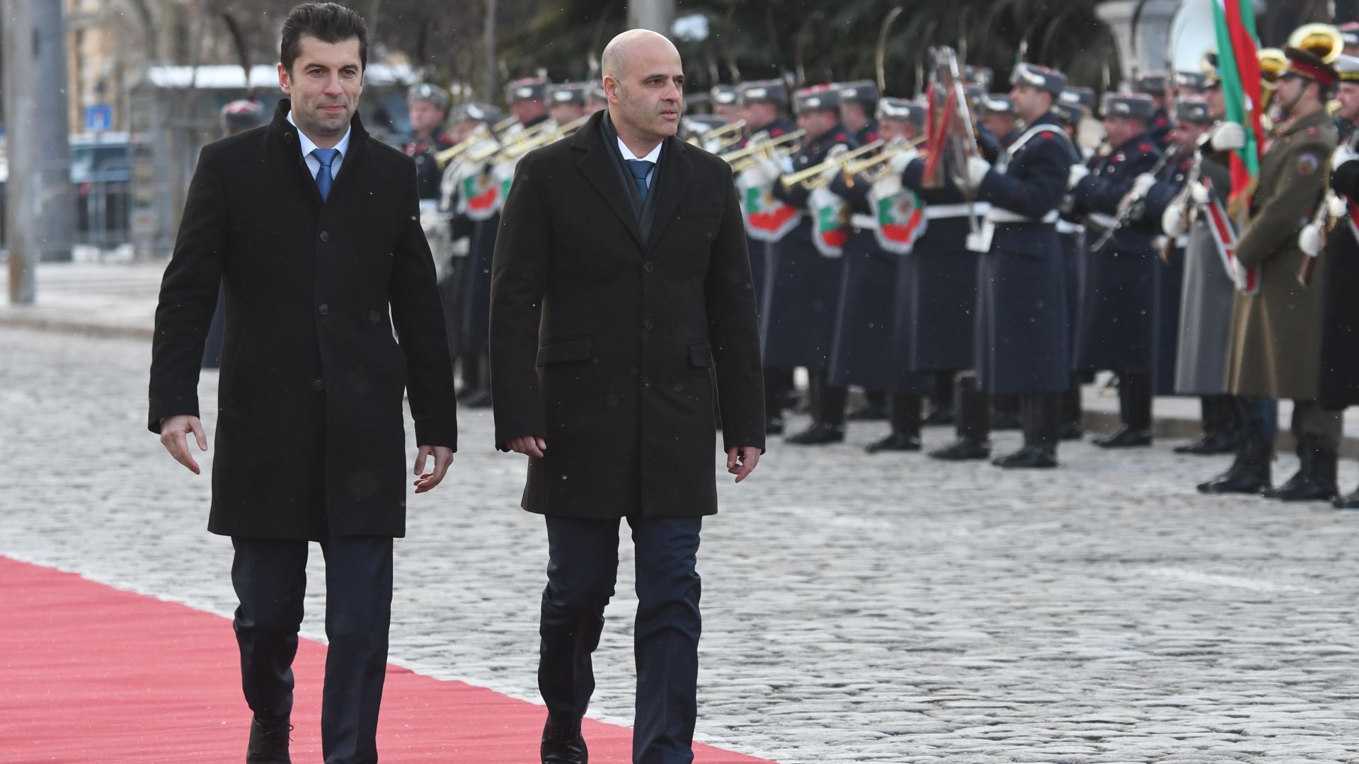 Премиерът Петков посрещна македонския си колега Ковачевски с официална церемония в София